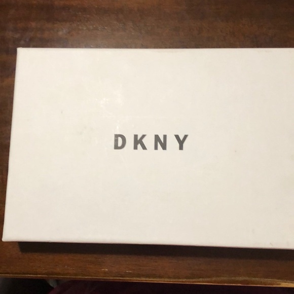 NWT DKNY GIGI- Wristlet - Picture 7 of 7